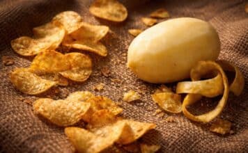 Perché è sempre meglio sbucciare le patate prima di cuocerle BUCCE DI PATATA CHIPS
