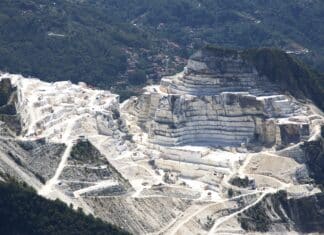 Affari in polvere: il marmo svenduto delle Apuane MARMO