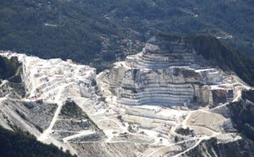 Affari in polvere: il marmo svenduto delle Apuane MARMO