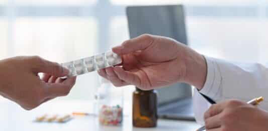 Farmaci: ricette meno appropriate e costi più elevati quando i medici ricevono regali dalle aziende