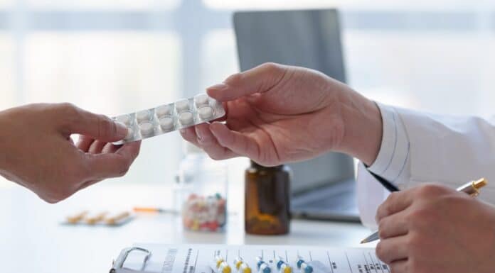 Farmaci: ricette meno appropriate e costi più elevati quando i medici ricevono regali dalle aziende