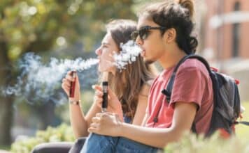 E-cig, l’allarme di Nature: conseguenze anche sulla salute mentale degli adolescenti svapo, vaping, e-cig