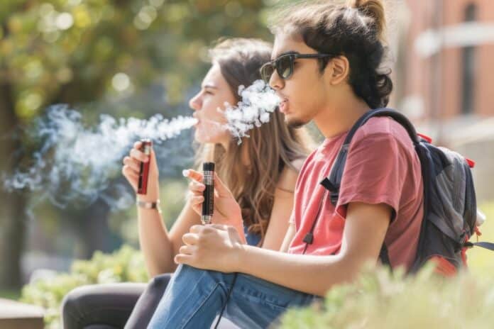Two college students vaping on campus svapo, vaping, e-cig