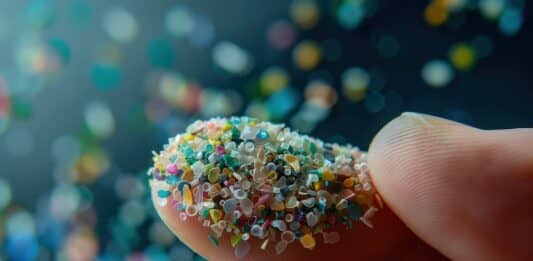 Microplastiche, la scoperta: non sono inerti, generano radicali liberi a contatto con l’acqua microplastiche