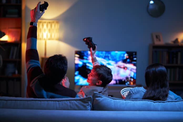 GENITORI SEPARATI AFFITTO Family Playing Video Game With Child