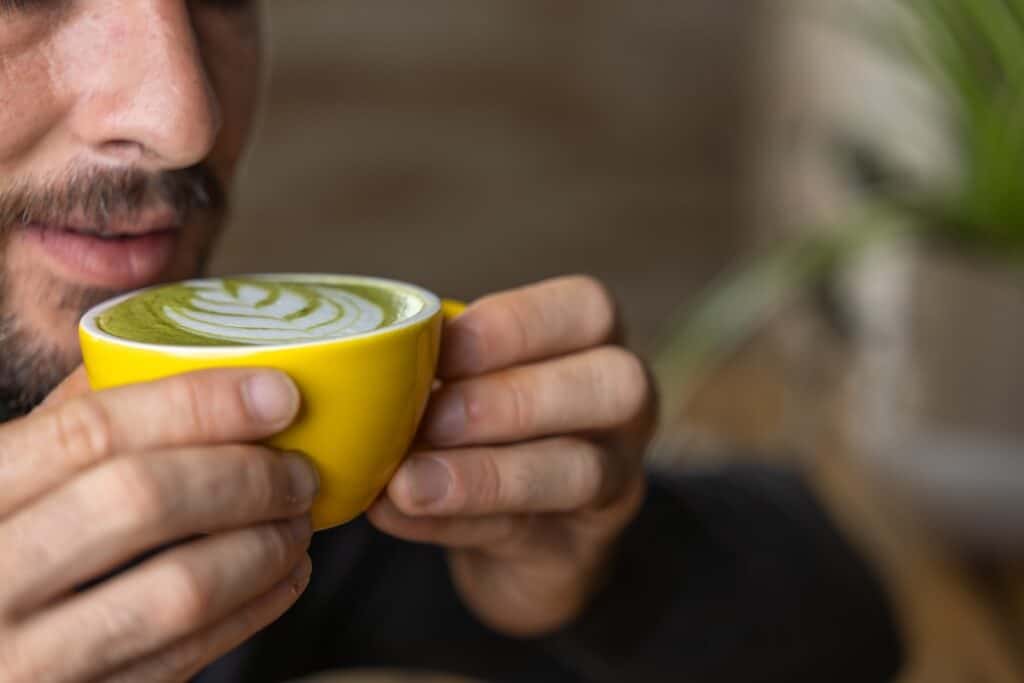 Matcha, l’alluminio torna nella tazza: cosa rivela il nuovo test su 18 prodotti bio