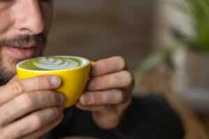 Matcha, l’alluminio torna nella tazza: cosa rivela il nuovo test su 18 prodotti bio
